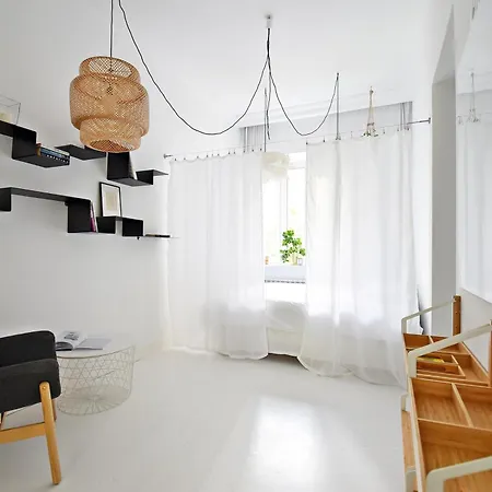 White Apartment Spacious & Central *