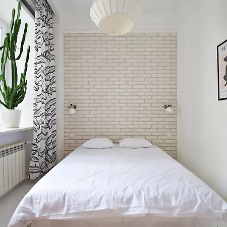 White Apartment Spacious & Central