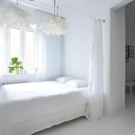 White Apartment Spacious & Central