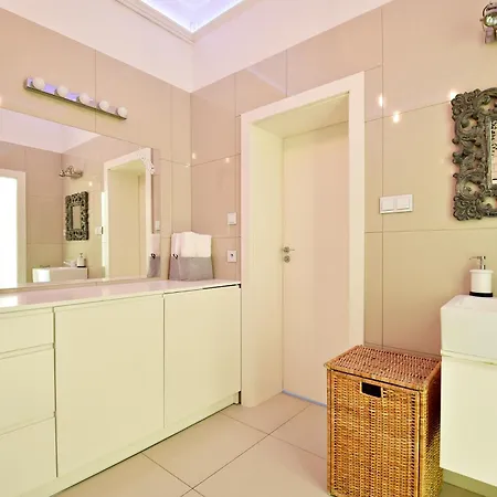 White Apartment Spacious & Central Appartamento