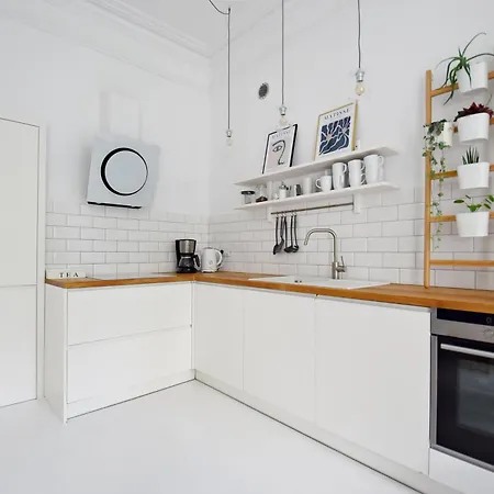 White Apartment Spacious & Central *
