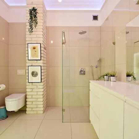 White Apartment Spacious & Central *